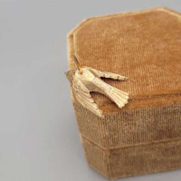 AVON Vintage Gold Tone Bird Pin - Picture 6 of 6